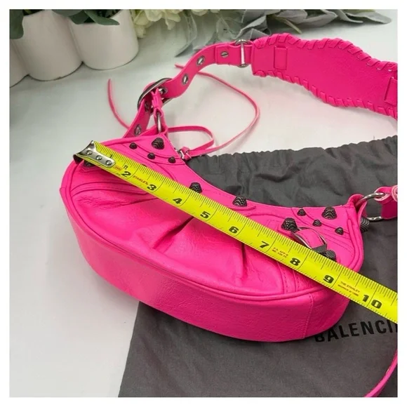 Balenciaga LE CAGOLE shoulder bag in hot pink lambskin
NWT - Picture 7 of 9